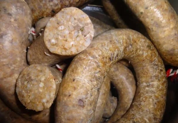 Jak podawać białą kaszankę? Sprawdzone sposoby i najlepsze dodatki