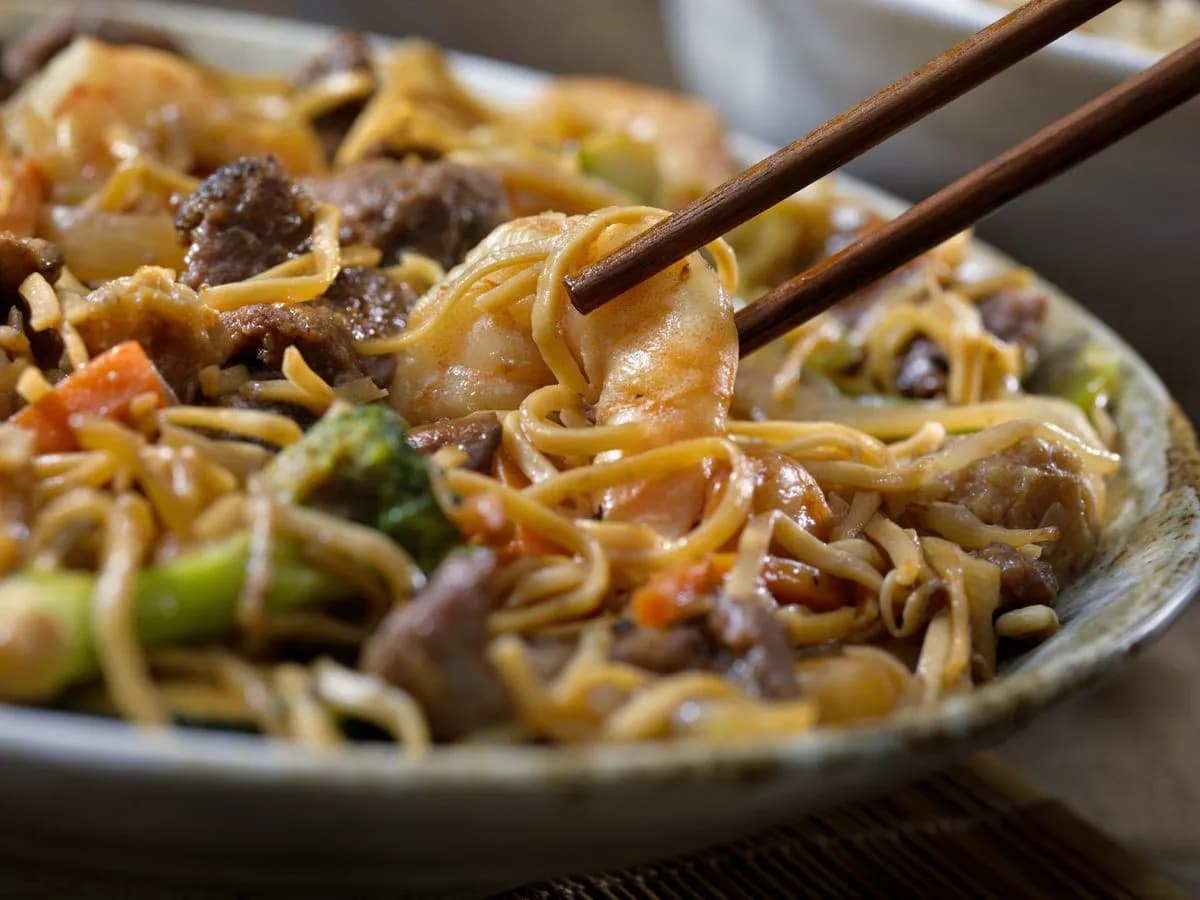 Makaron chow mein czy jest zdrowy? Odkryj jego ukryte zagrożenia