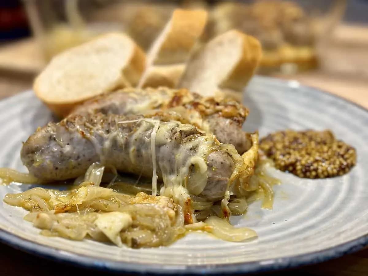 Kiełbasa zapiekana z cebulą i serem – prosty przepis na pyszne danie