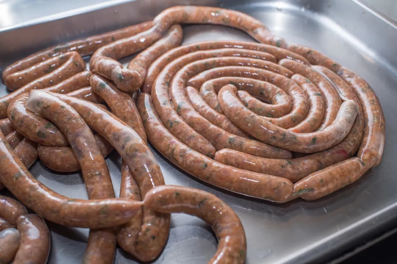 Ile czasu wędzić kiełbasę, aby uniknąć nieudanych efektów?