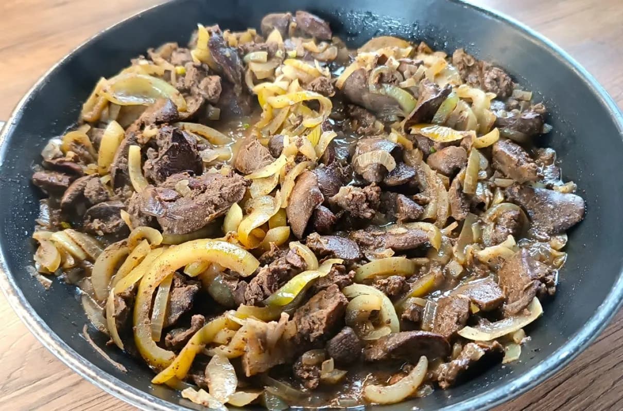 Przepisy na wątróbkę drobiową z cebulką, które zachwycą smakiem